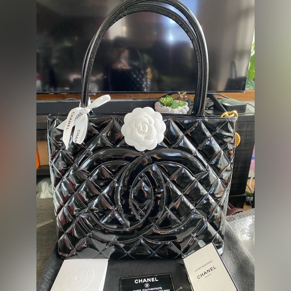 Vintage Chanel Medallion Patent 
Gold Hardware - Picture 1 of 7